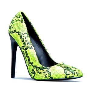 Pretty Mess Pump Pointed Toe Pump